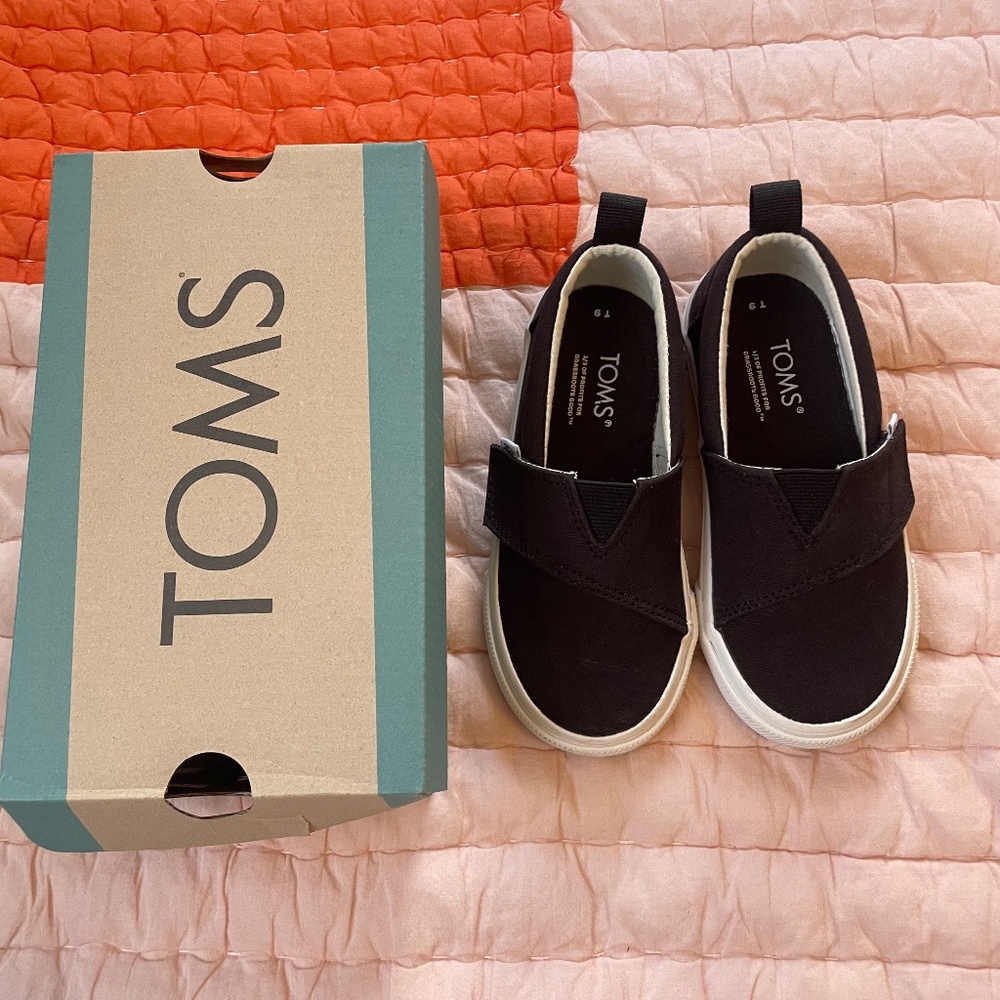 NWT Kids Toms slip on shoes